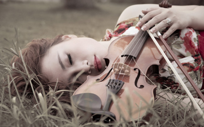 Обои картинки фото музыка, -другое, девушка, скрипка, отдых, сон, природа
