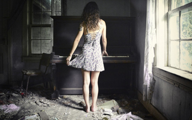 Обои картинки фото музыка, -другое, комната, окно, пианино, девушка