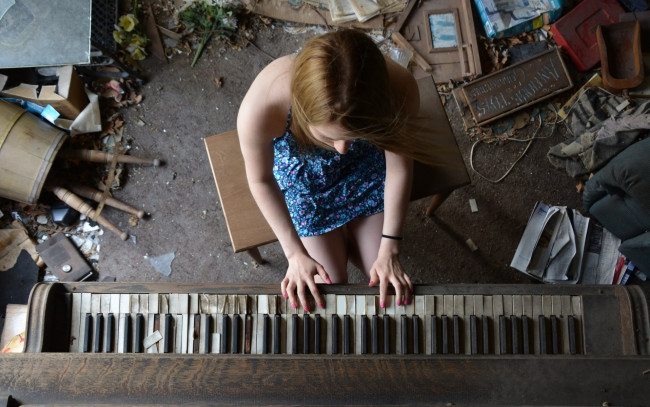 Обои картинки фото музыка, -другое, пианино, девушка, мусор