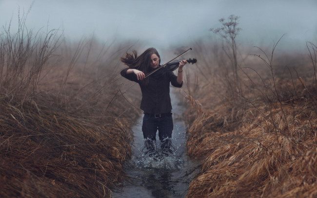 Обои картинки фото музыка, -другое, скрипка, девушка, природа, вода, растения