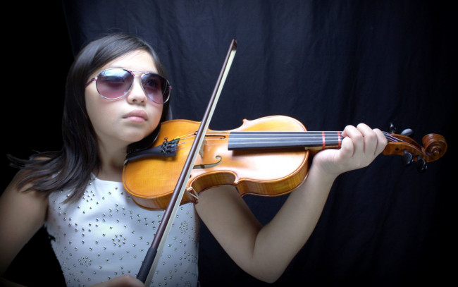 Обои картинки фото музыка, -другое, взгляд, девушка, скрипка, очки