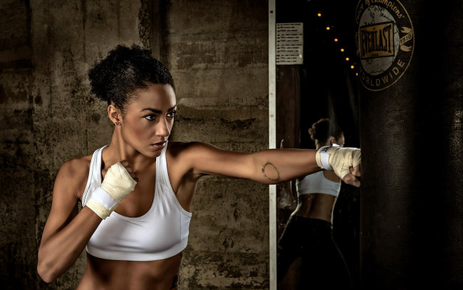 Обои картинки фото спорт, бокс, топ, бинты, зеркало, груша, удар, брюнетка, девушка