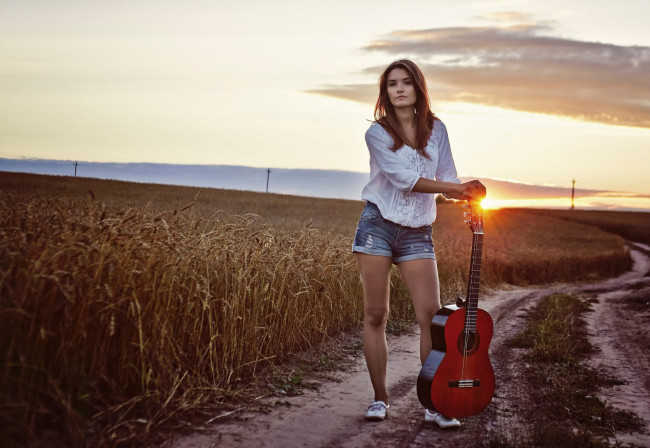 Обои картинки фото музыка, -другое, девушка, взгляд, гитара, дорога, закат