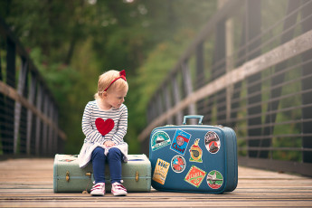 Картинка разное дети девочка мост чемоданы