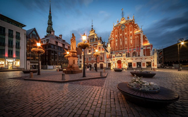 Обои картинки фото города, рига , латвия, площадь, памятник, фонари, вечер