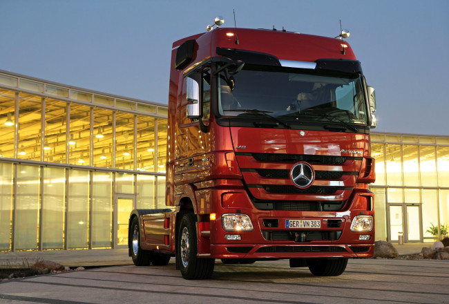 Обои картинки фото mercedes-benz actros, автомобили, mercedes trucks, красный, здание