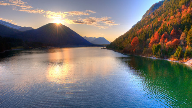 Обои картинки фото природа, реки, озера, озеро, горы, лес, деревья, солнце