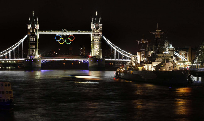 Обои картинки фото города, лондон, великобритания, корабль, темза, река, ночь, тауэрский, мост, олимпийские, кольца