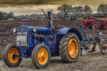 Картинка техника тракторы трактор поле