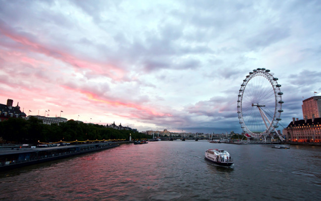 Обои картинки фото города, лондон , великобритания, сумерки, обозрения, колесо, река, теплоход