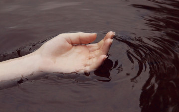 Картинка разное руки +ноги женская рука вода