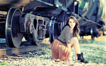 Картинка девушки -+брюнетки +шатенки шатенка тельняшка юбка ботинки вагон железная дорога