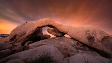 обоя alien rock formations at arch rock, joshua tree national park, california, природа, горы, alien, rock, formations, at, arch, joshua, tree, national, park