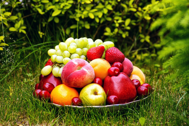 Обои картинки фото еда, фрукты,  ягоды, персик, клубника, виноград, вишни