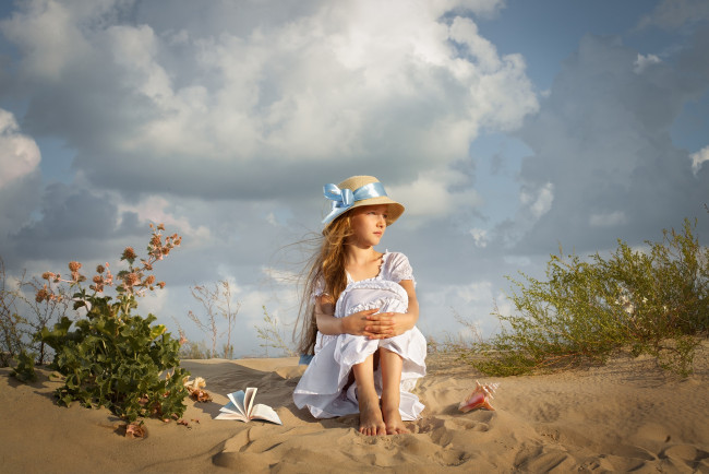Обои картинки фото разное, дети, девочка, шляпа, песок, книга