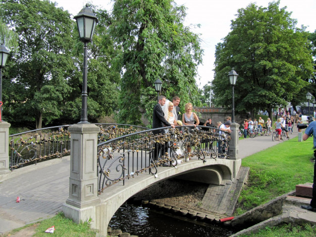 Обои картинки фото рига, мостик, влюблённых, города, латвия