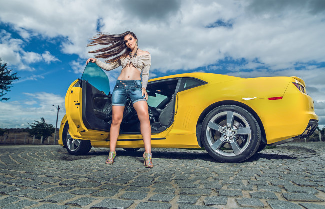 Обои картинки фото chevrolet camaro, автомобили, авто с девушками, de, castro, rios, chevrolet, camaro, шорты, жёлтый