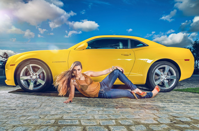 Обои картинки фото chevrolet camaro, автомобили, авто с девушками, helena, de, castro, rios, жёлтый, camaro, chevrolet