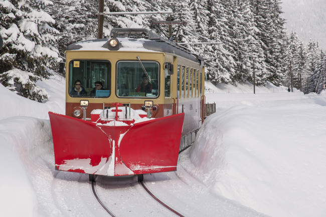 Обои картинки фото техника, снегоуборочная техника, снег, зима, ковш, трамвай