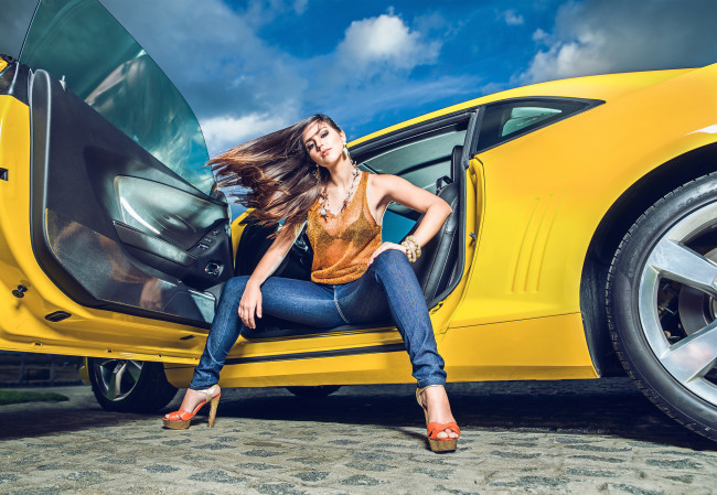 Обои картинки фото chevrolet camaro, автомобили, авто с девушками, camaro, chevrolet, джинсы, de, castro, rios
