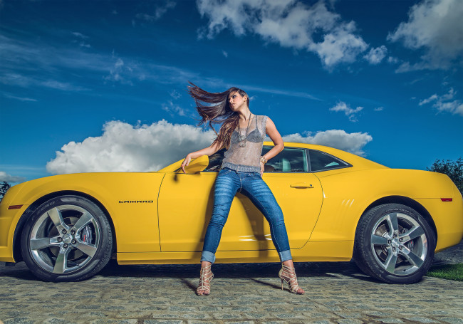 Обои картинки фото chevrolet camaro, автомобили, авто с девушками, chevrolet, camaro, жёлтый, helena, de, castro, rios