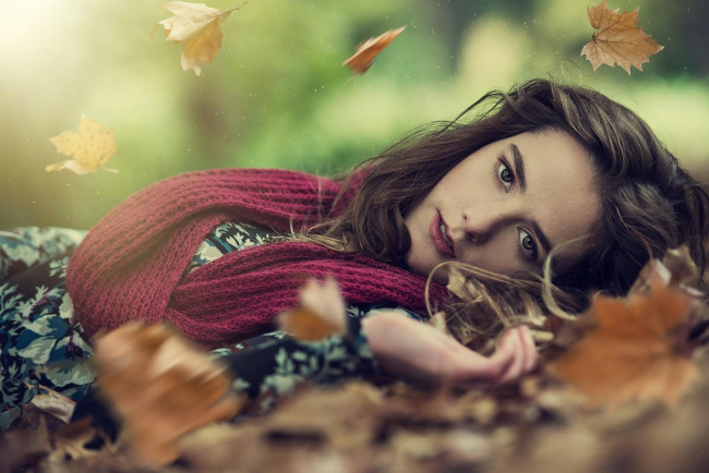Обои картинки фото девушки, -unsort , брюнетки, темноволосые, листья, осень, шарф, шатенка
