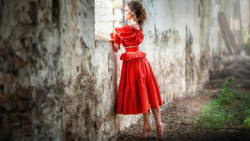 Картинка девушки -+брюнетки +шатенки красное платье босые ноги