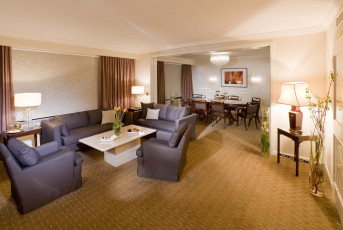 Картинка интерьер гостиная отель стол стул кресло диван портьера лампа