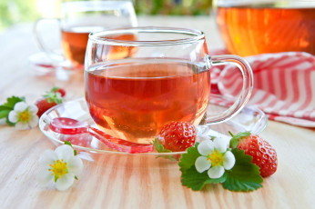 Картинка еда напитки Чай клубника ложка цветы белые листья ягоды красные земляника чай стол посуда блюдце чашка