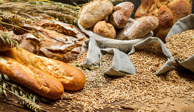 Обои картинки фото еда, хлеб, выпечка, французский, багет, буханки, зерно, колосья