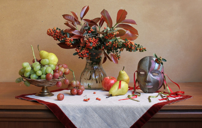Обои картинки фото еда, натюрморт, рябина, маска, виноград, груши