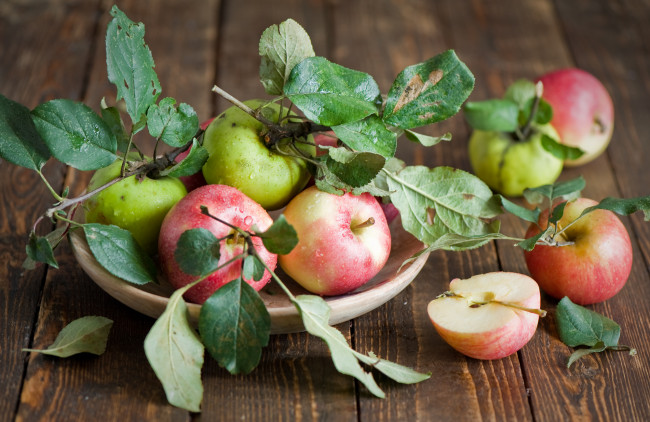 Обои картинки фото еда, Яблоки, плоды, листья