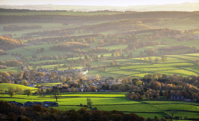 Обои картинки фото баслоу,  графство дербишир,  англия, города, - пейзажи, деревья, дома, поля, рощи