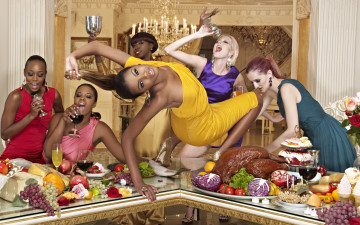 Картинка девушки -unsort+ группа+девушек бокалы стол еда пир веселье