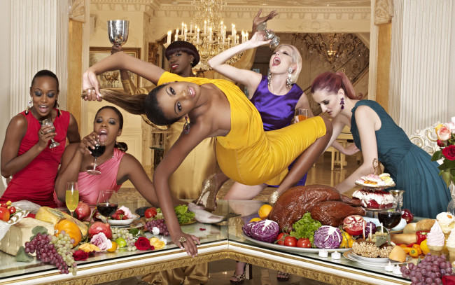 Обои картинки фото девушки, -unsort , группа девушек, бокалы, стол, еда, пир, веселье