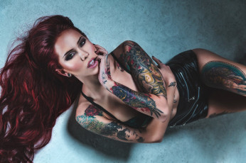 Картинка девушки -+рыжеволосые+и+разноцветные девушка рыжеволосая модель татуировка тату пирсинг поза флирт рисунки красотка стройная сексуальная макияж взгляд причёска
