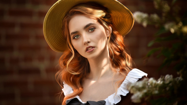 Обои картинки фото девушки, - лица,  портреты, рыжие, волосы, шляпа