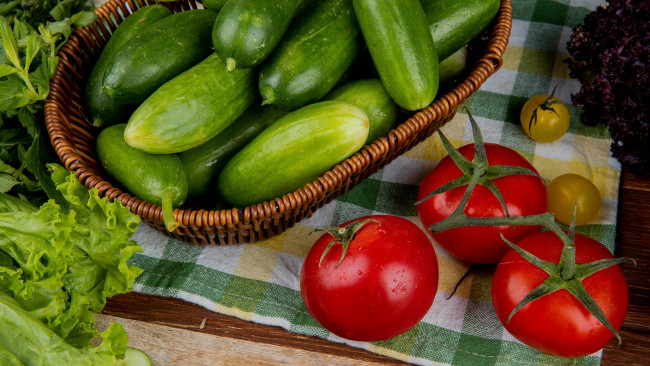 Обои картинки фото еда, овощи, огурцы, помидоры