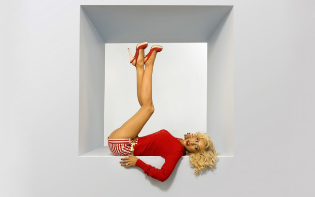 Обои картинки фото музыка, christina, aguilera, белый, квадрат, красная, кофта, шортики, высокие, каблуки, блондинка