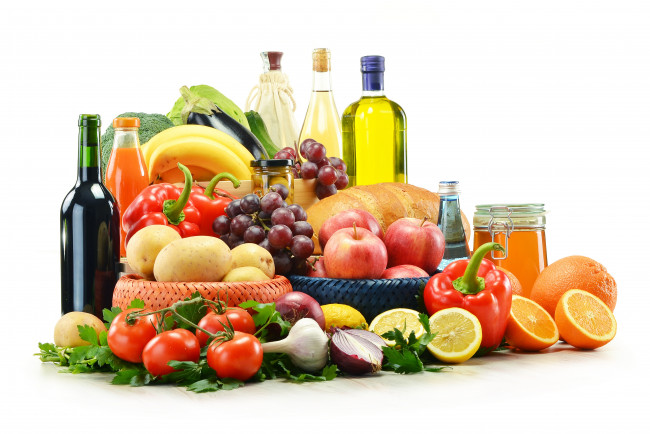 Обои картинки фото еда, разное, изобилие, сок, зелень, томаты, помидоры, бананы, апельсины, чеснок, перец