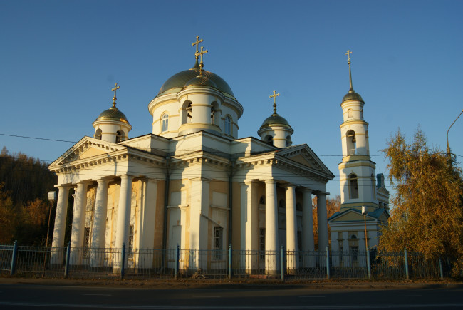 Обои картинки фото города, православные, церкви, монастыри, небо, деревья, дорога, ограда, церковь