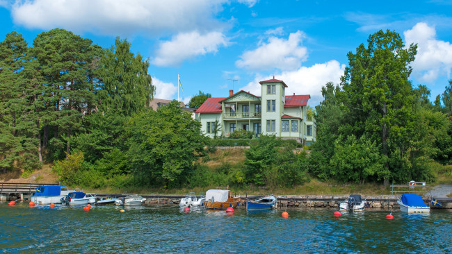 Обои картинки фото города, стокгольм, швеция, vaxholm, побережье, катера, дома, река