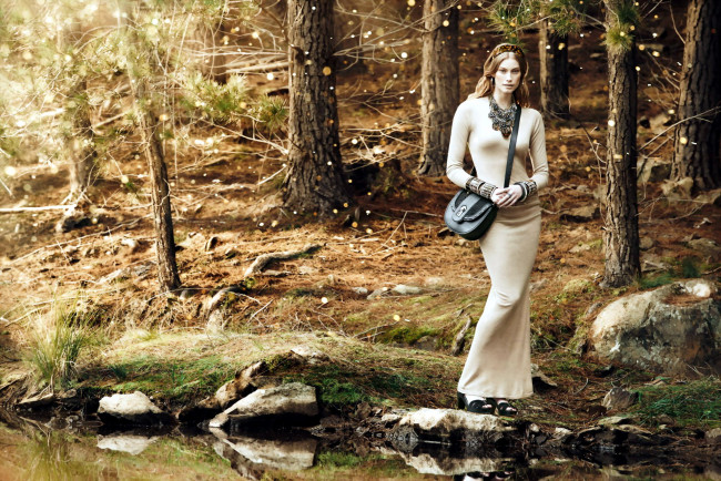Обои картинки фото Alyssa Sutherland, девушки, модель, озеро, камни, лес