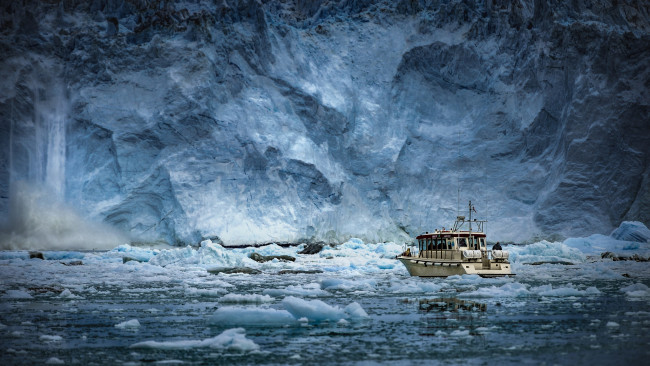 Обои картинки фото корабли, другое, судно, море, гренландия, льдина, водопад, айсберг