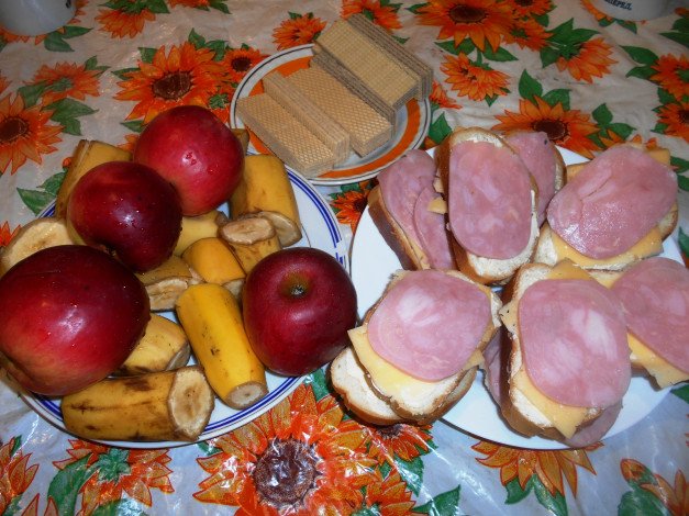 Обои картинки фото еда, бутерброды,  гамбургеры,  канапе, бананы, яблоки, сыр, хлеб, колбаса, вафли