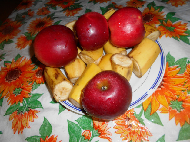 Обои картинки фото еда, Яблоки, яблоки, бананы