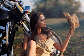 Картинка девушки -+брюнетки +шатенки брюнетка мотоцикл шляпа