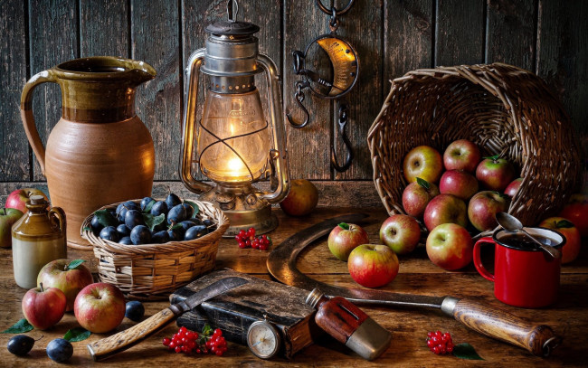 Обои картинки фото еда, натюрморт, фонарь, кувшин, корзина, яблоки, сливы