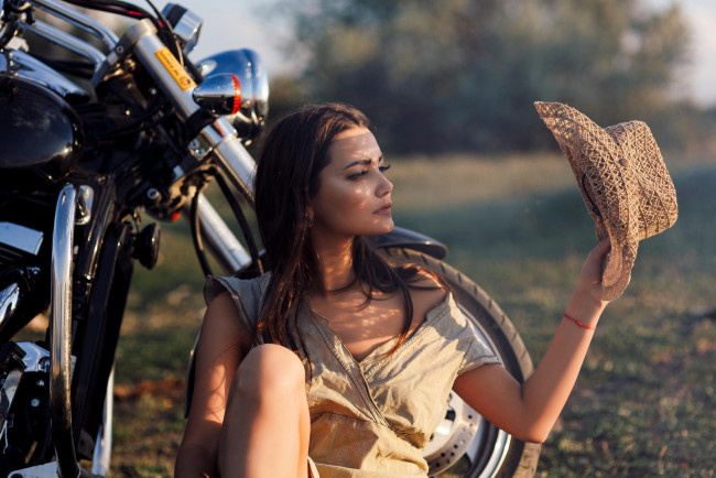 Обои картинки фото девушки, - брюнетки,  шатенки, брюнетка, мотоцикл, шляпа