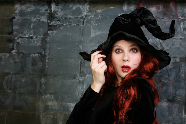 Обои картинки фото девушки, - креатив,  косплей, рыжие, волосы, макияж, черная, шляпа, ведьма